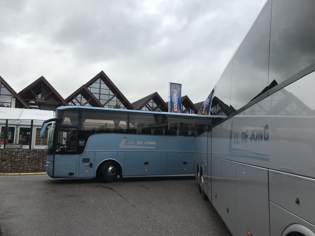 meerdere touringcars hadden een schoolreis naar Snowworld Zoetermeer om te gaan Skiën en Snowboarden