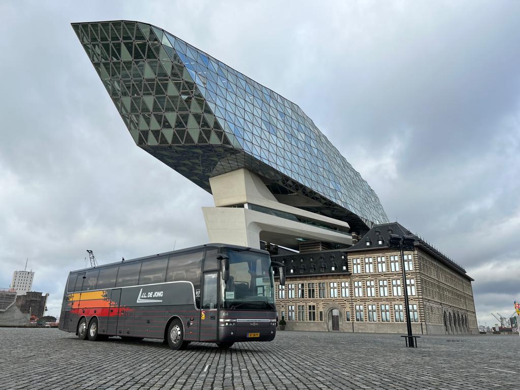 Onze prachtige van hool touringcar voor het havengebouw in Antwerpen