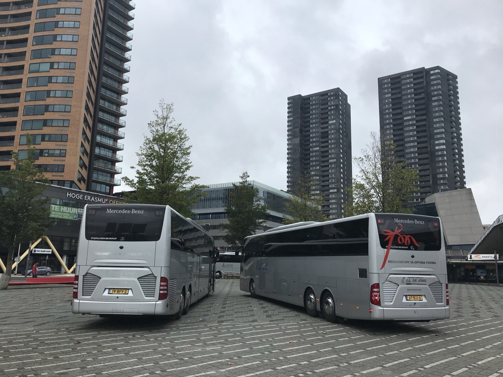 2 mercedes bussen bij de Spido aan het Willemsplein in Rotterdam