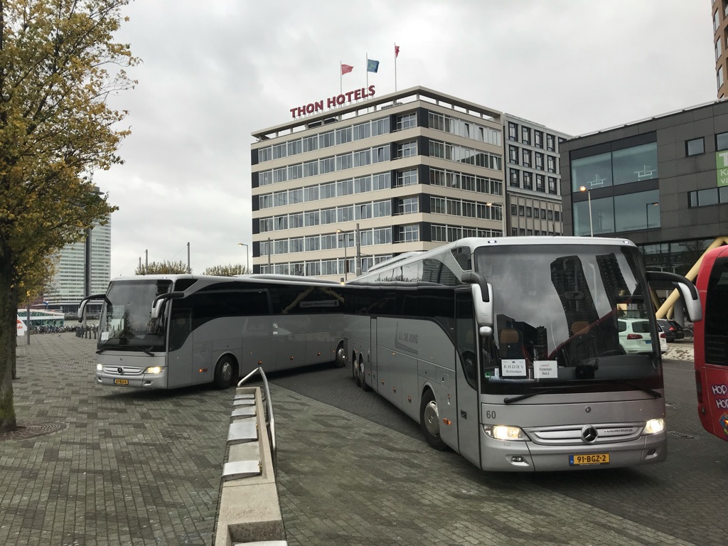 Luxe bussen op het Willemsplein in Rotterdam bij de Spido en Thon Hotels