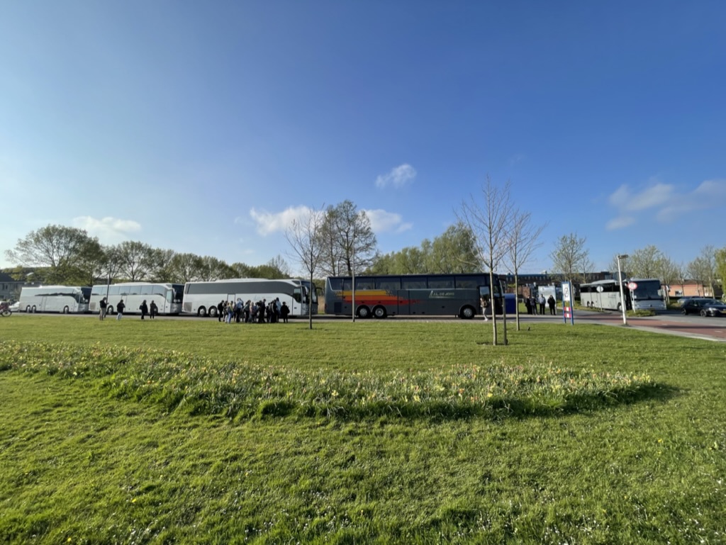 Meerdere schoolreisbussen voor het vervoer van de Schaepmanschool in Barendrecht naar de Efteling.