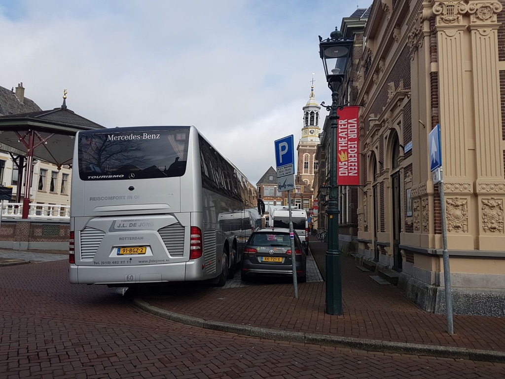 Touringcar bij de Stadsgehoorzaal in Kampen Overijssel voor een Theater tour. Voor iedereen ons theater. Busvergelijken moet je niet doen maar kiezen voor echte service