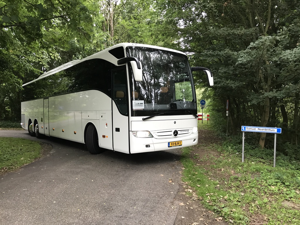 In cognate met onze bus voor een schoolkamp naar het Samuel Naardenhuis.