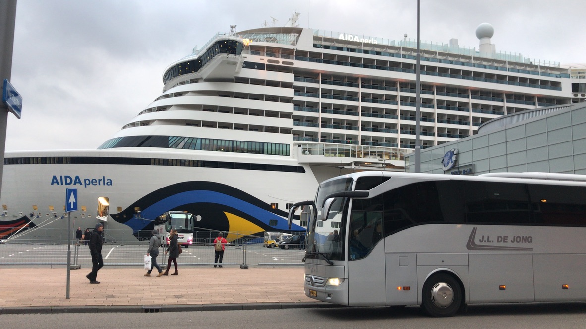 Shuttle Service tussen de Cruise Port Rotterdam en de Markthal in Rotterdam voor de gasten van Cruiseschip AIDA Perla