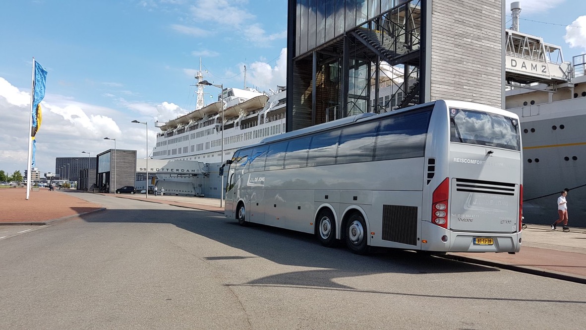 Volvo met een gezellige groep voor een bedrijfsuitje bij het SS Rotterdam. Gevolgd door een door over Katendrecht en het centrum van Rotterdam onder begeleiding van een Gids.