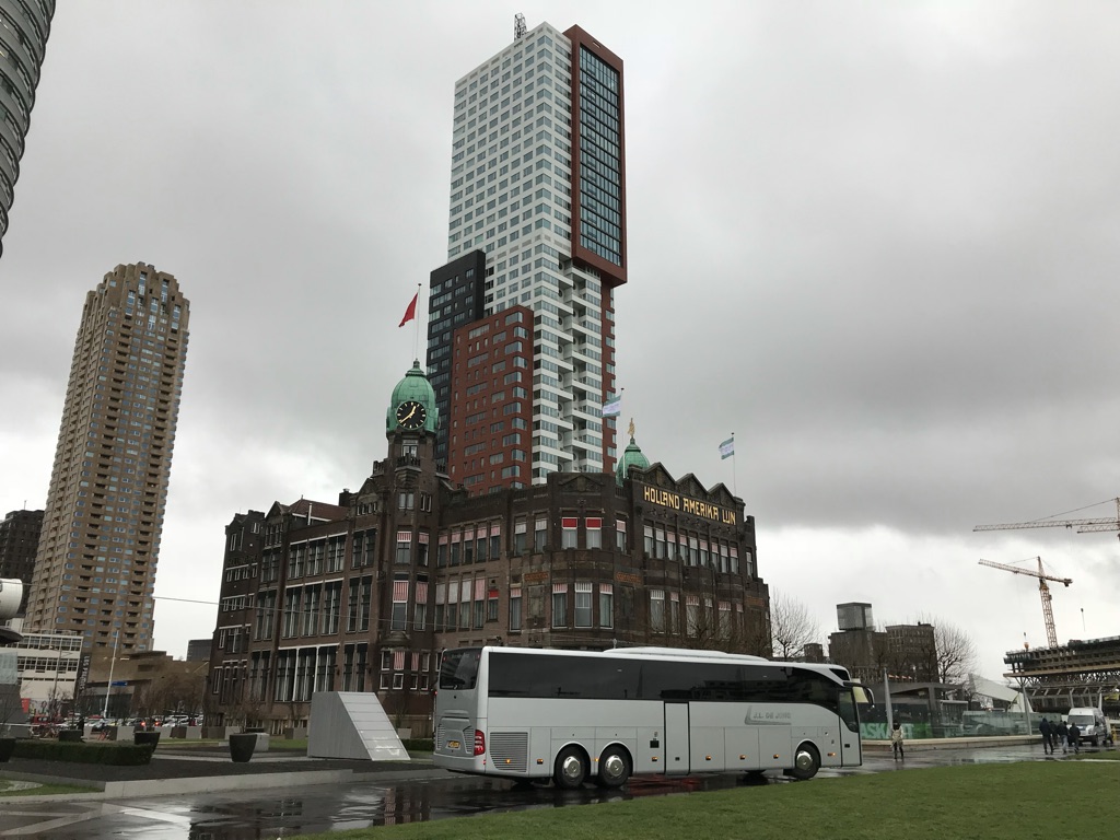 Hotel New York is gevestigd in het voormalige hoofdkantoor van de Holland Amerika Lijn op de Kop van Zuid in Rotterdam. Waar vroeger duizenden landverhuizers vol hoop op een beter leven vertrokken naar Noord-Amerika